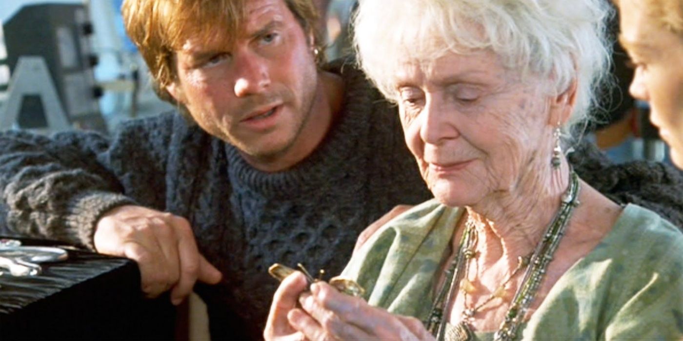 Brock Lovett (Bill Paxton) mira fijamente a Old Rose (Gloria Stewart) en Titanic.