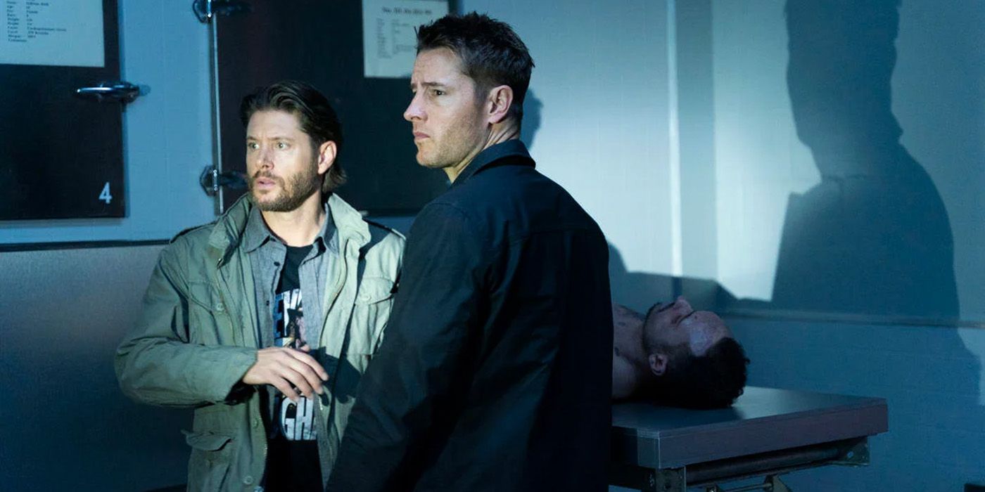 Jensen Ackles y Justin Hartley miran fijamente la linterna de un rastreador