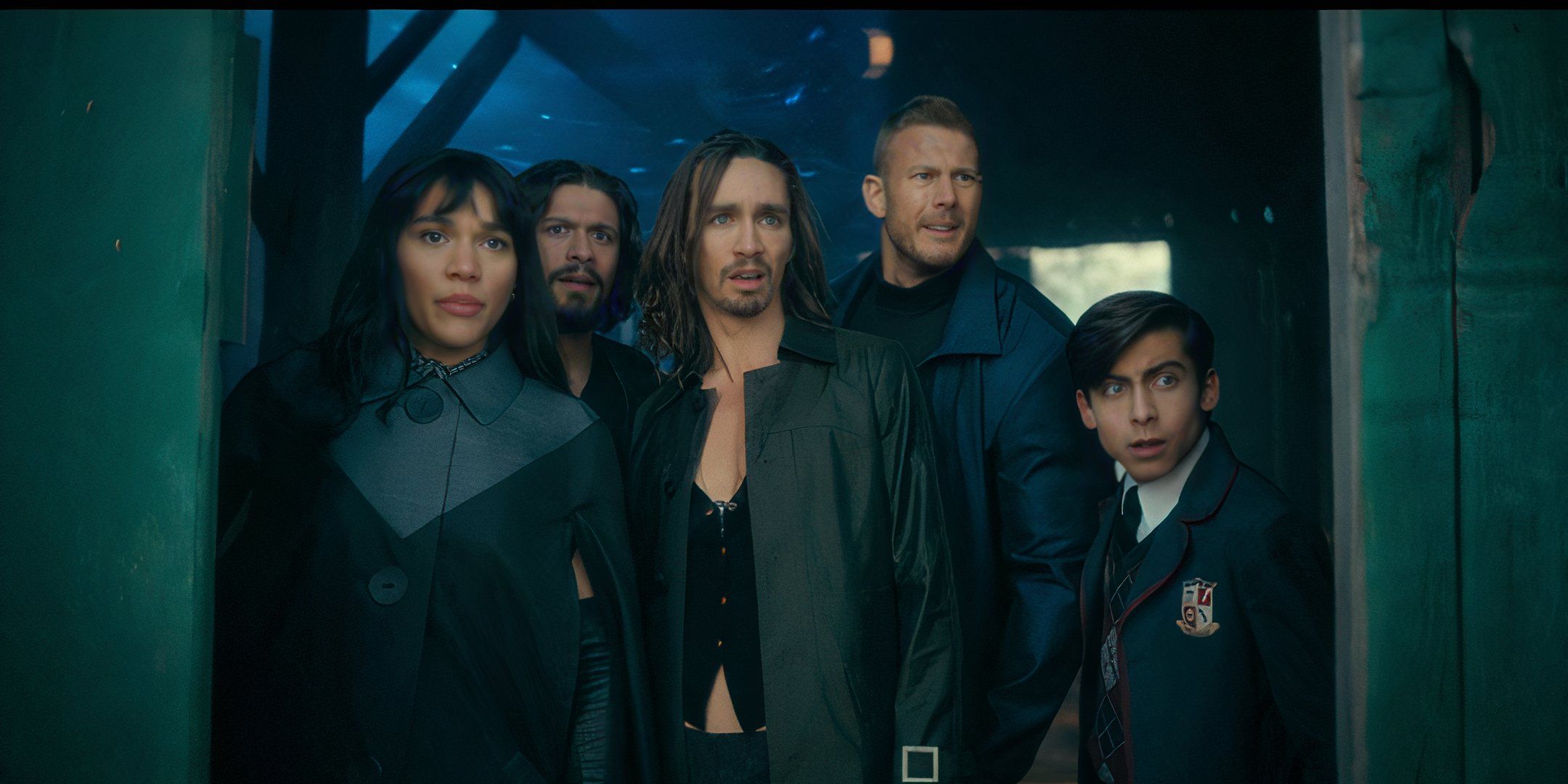 Allison (Emmy Raver-Lampman), Diego (David Casta?eda), Klaus (Robert Sheehan), Luther (Tom Hopper), and Five (Aiden Gallagher) watch the fight in Season 2, Episode 10 of The Umbrella Academy