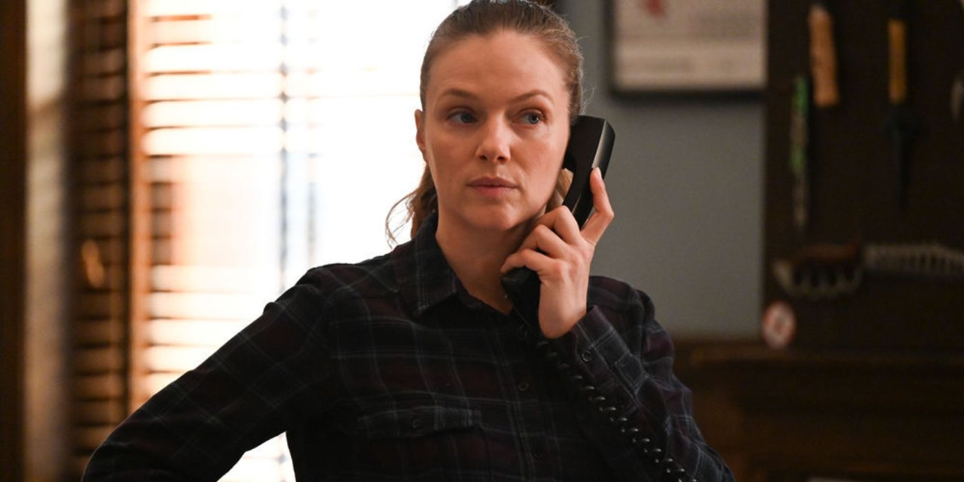 Tracy Spiridakos' Upton talks on the phone in Chicago P.D. Season 11, Episode 2