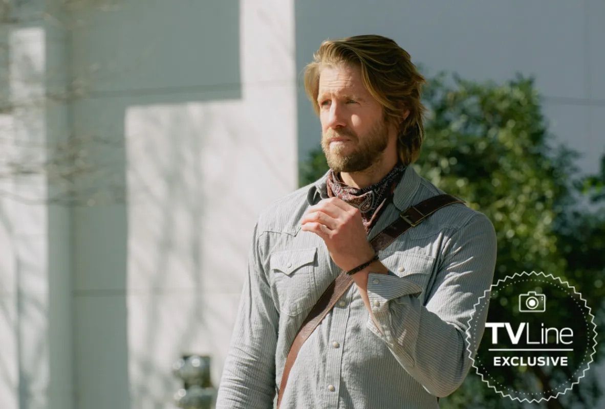 Matt Barr como Hoyt, parado al aire libre con una camisa con botones en Walker