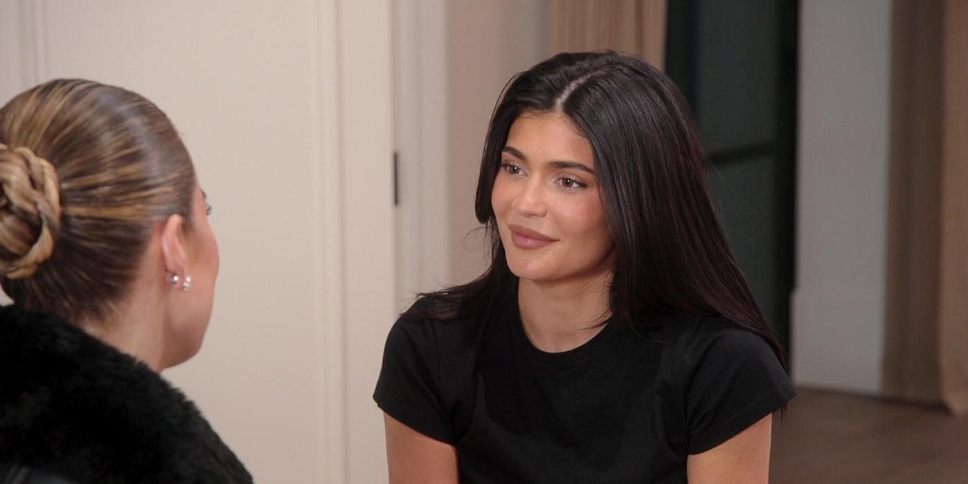 Kylie Jenner chatting on a couch S4 'The Kardashians'