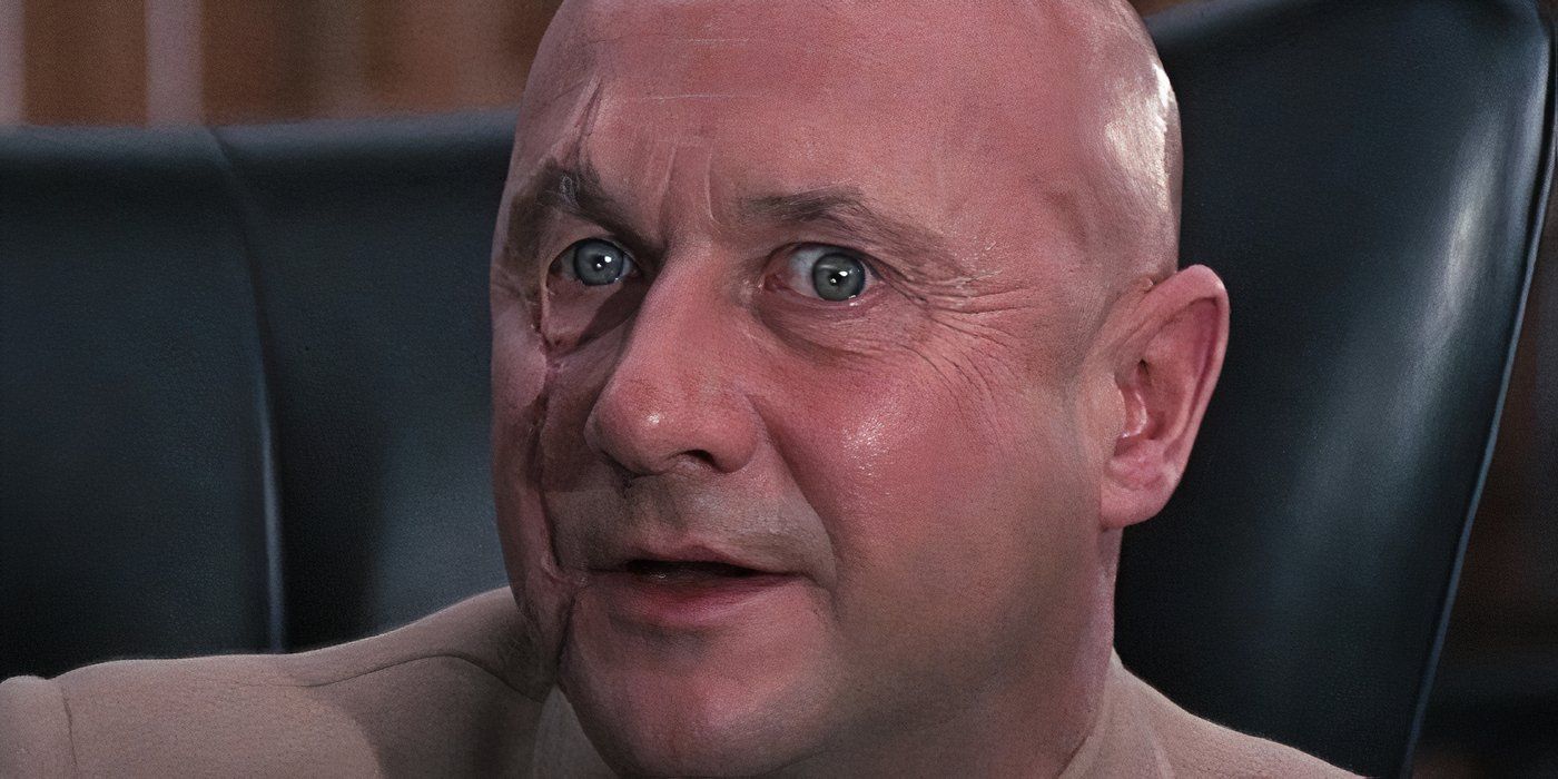 Primer plano de Ernst Stavro Blofeld (Donald Pleasence) en Sólo se vive dos veces