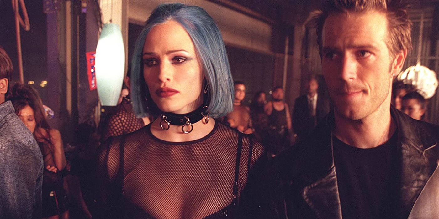 Sydney Birstow (Jennifer Garner) wears a blue wig and a black collar as she goes undercover with Michael Vaughn (Michael Vartan) in &lsquo;Alias&rsquo; (2001-2006).