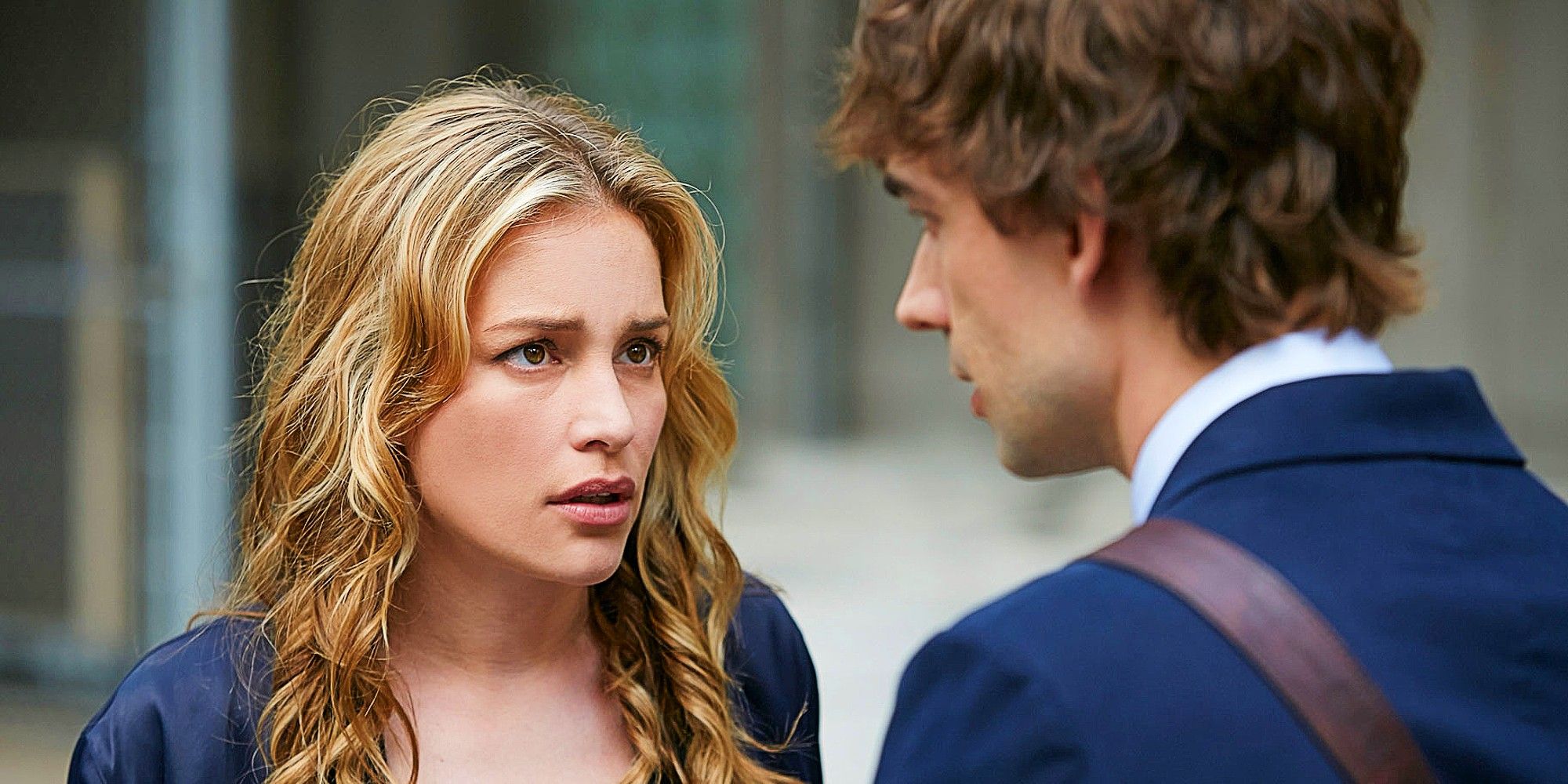 Annie Walker and Auggie Anderson talking in Covert Affairs.