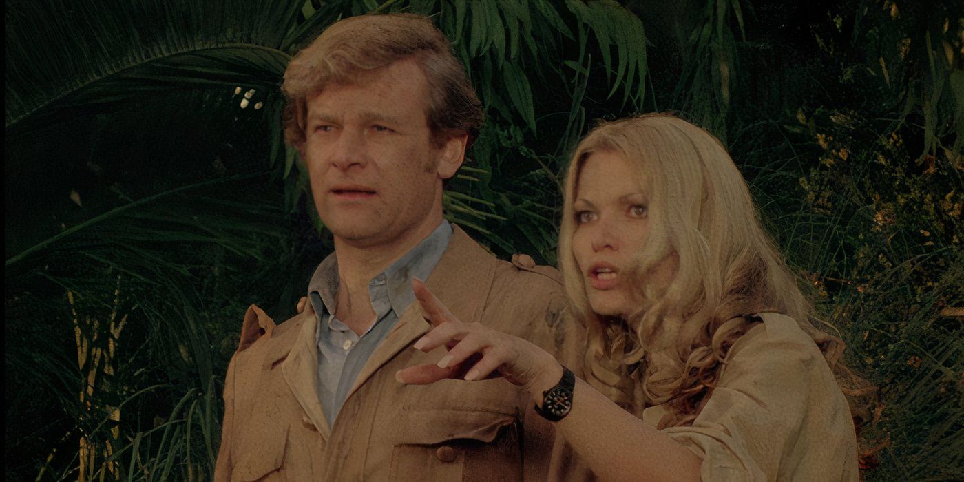 A couple in the jungle looking to the distance with confused expressions in Cannibal Holocaust 1980
