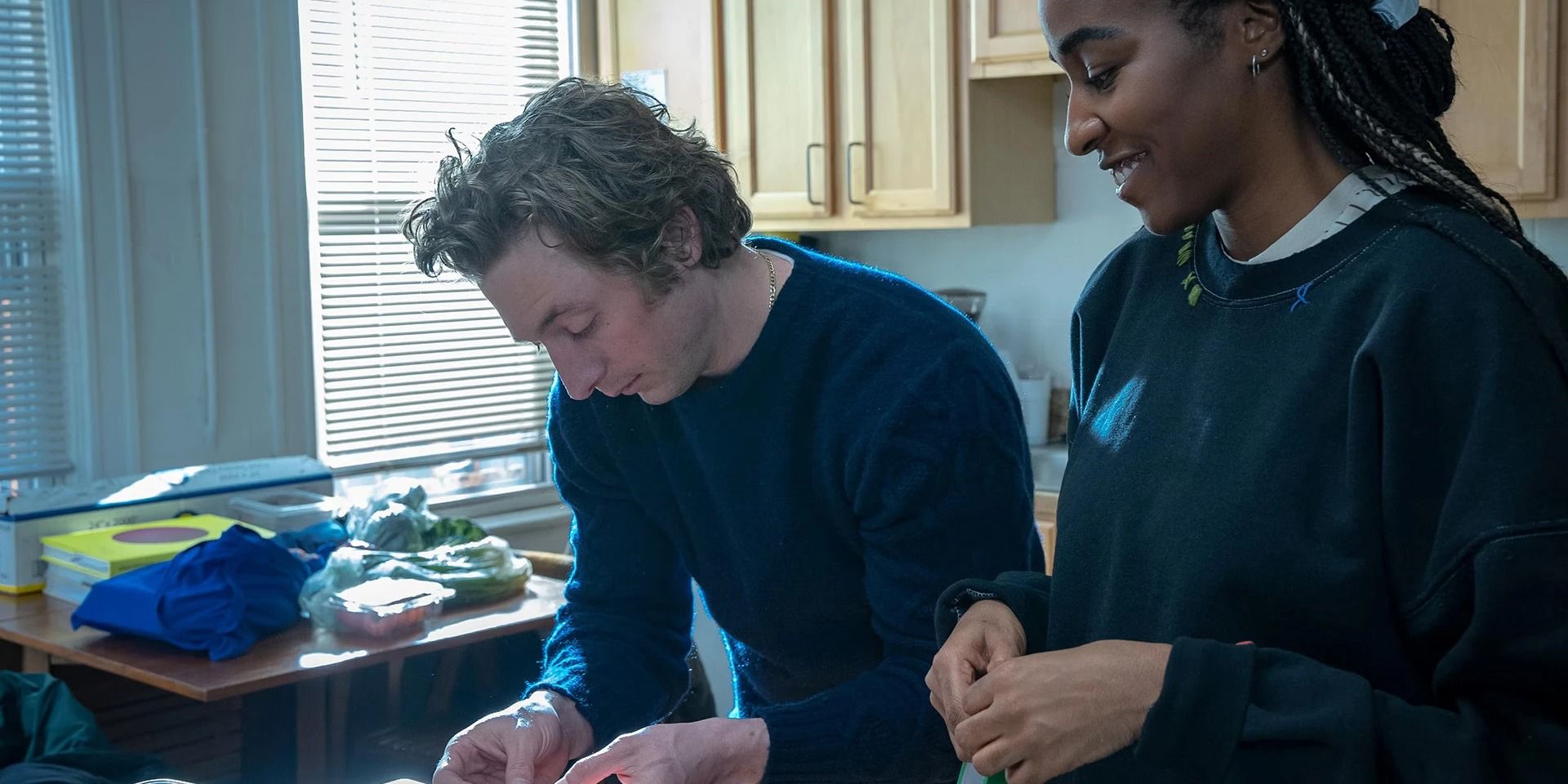 Carmy e Sydney cozinhando em casa em 'Pasta' de 'The Bear'