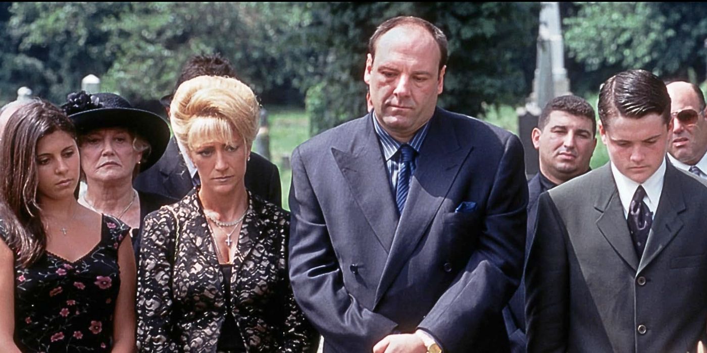 Edie Falco y James Gandolfini junto a la tumba con sus hijos en el funeral de Livia. Del episodio 