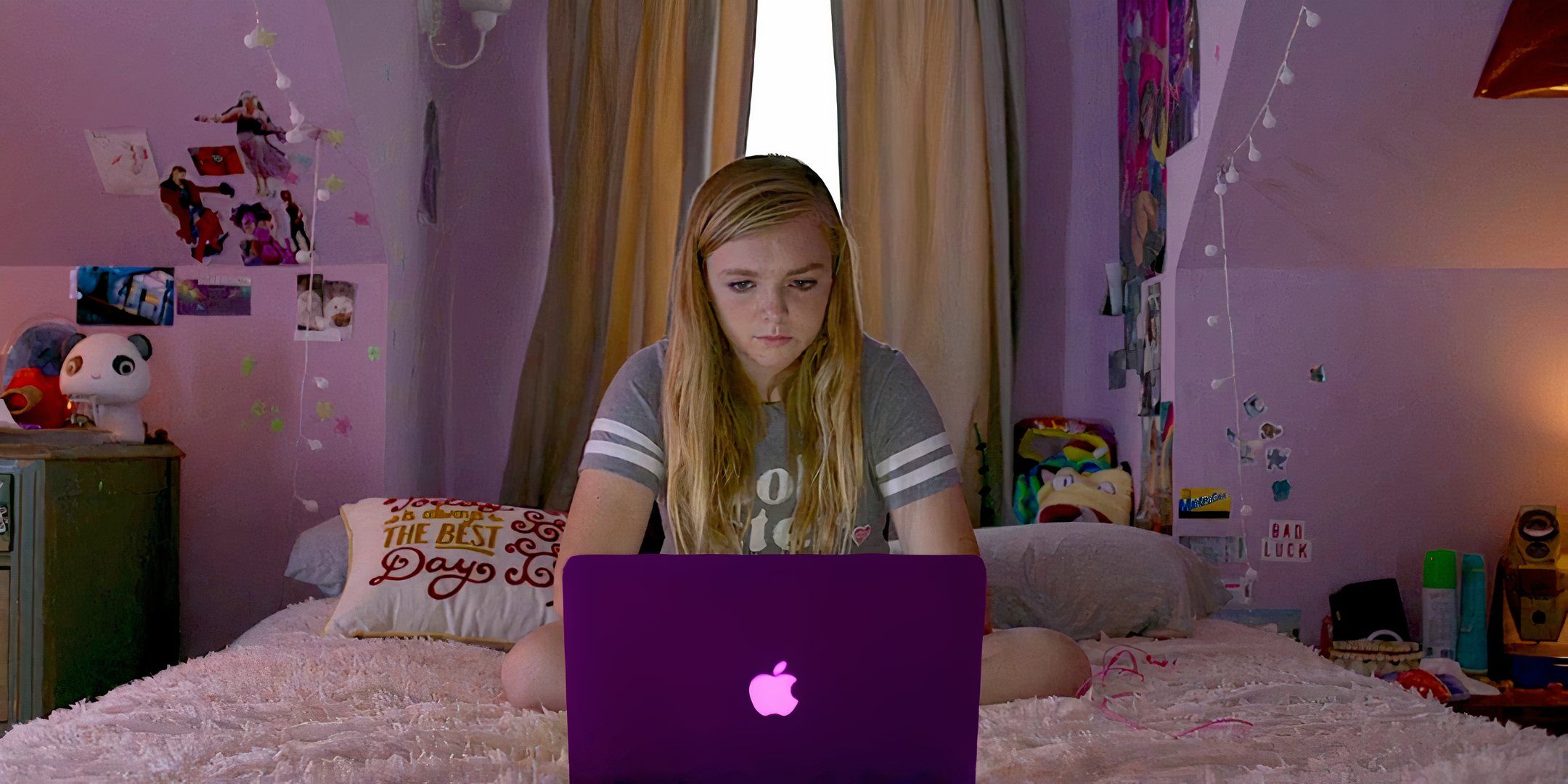 Kayla (Elsie Fisher) looks at her laptop in Eighth Grade (2018)