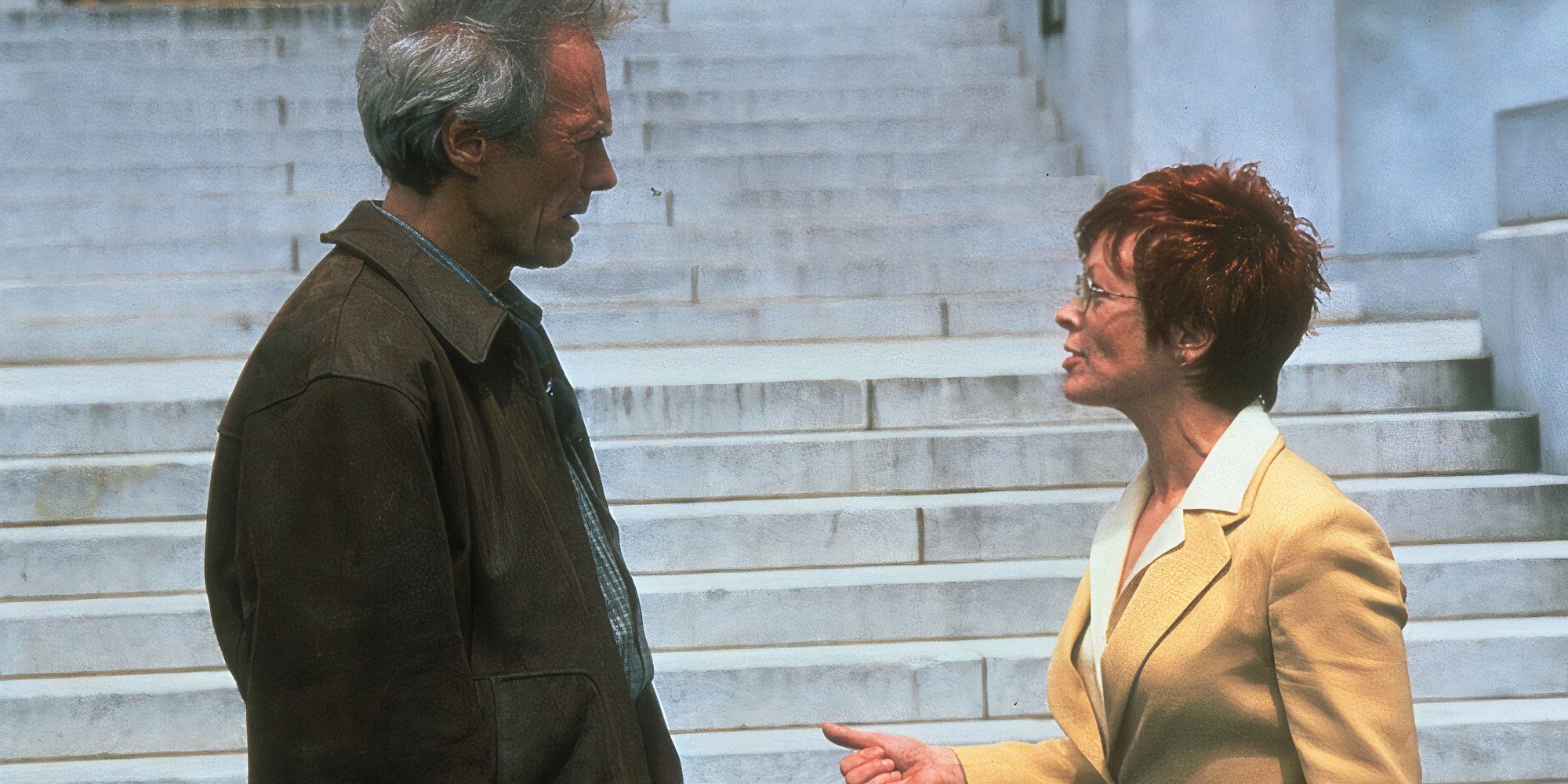 Frances Fisher talking to Clint Eastwood in front of court house steps in True Crime (1999)