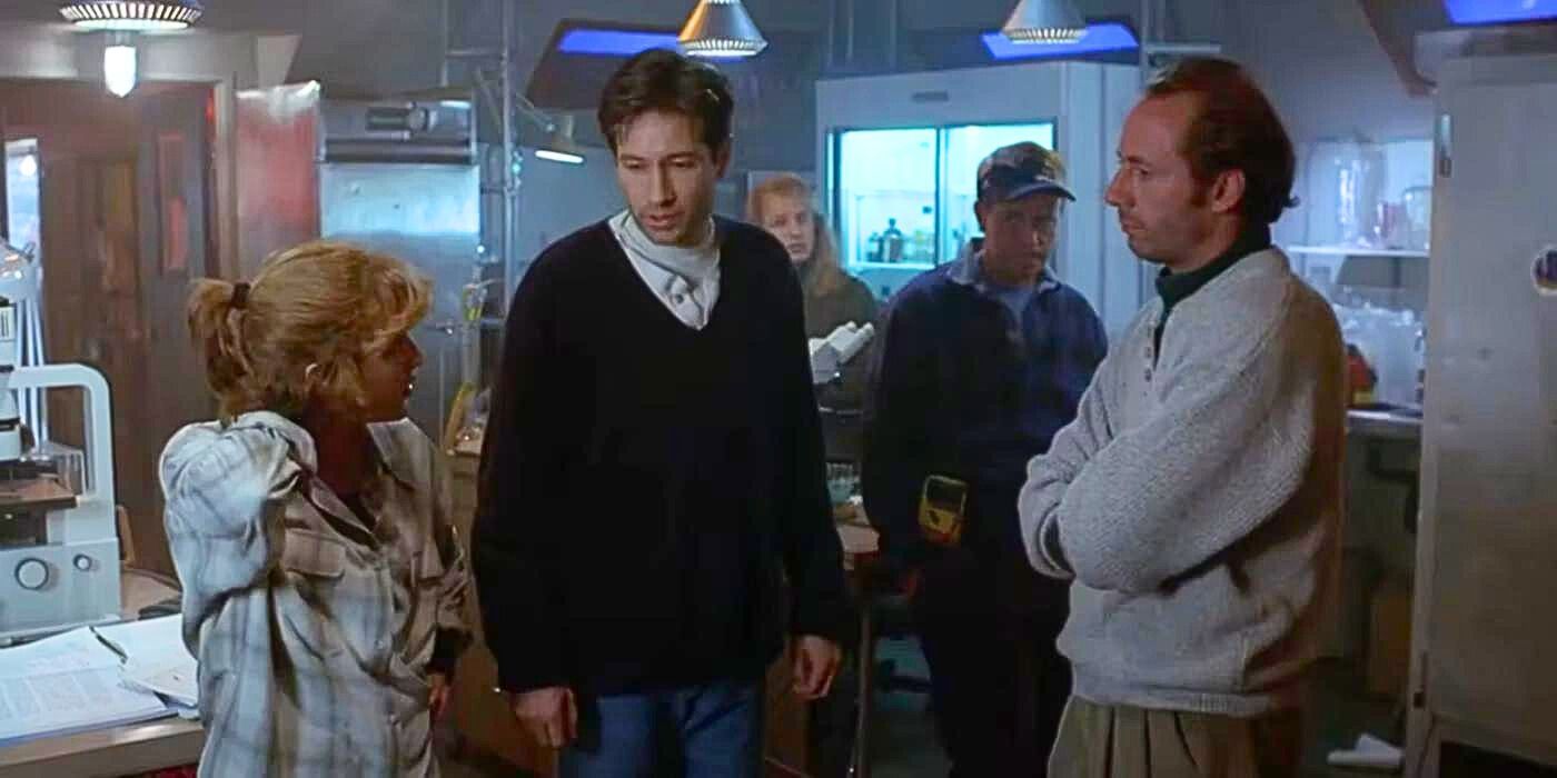 Gillian Anderson and David Duchovny talk with scientists at research lab in episode Ice from The X-Files