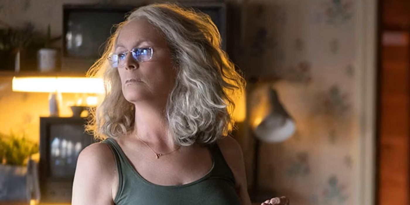 Jamie Lee Curtis als Laurie Strode schaut in „Halloween“ (2018) etwas außerhalb der Kamera an.