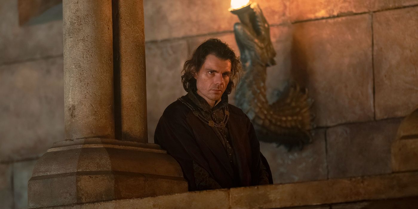 Matthew Needham as Larys watching in the sidelines of the throne room in House of the Dragon Season 2