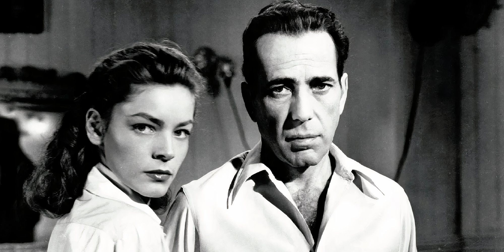 Humphrey Bogart y Lauren Bacall miran fijamente a la cámara en Key Largo.