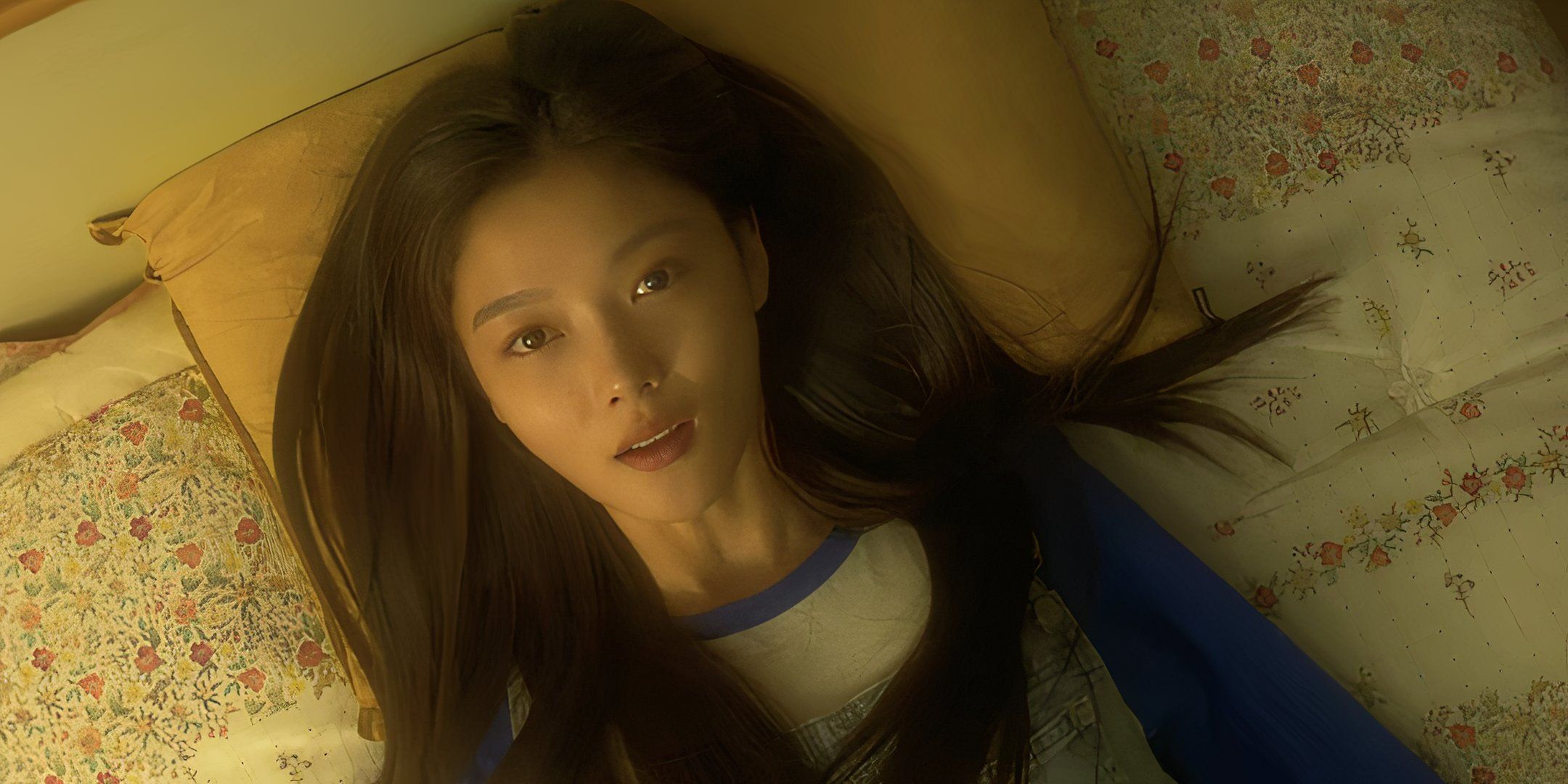 Kim Yoo-Jung as Na Bo-ra lying in bed in 20th Century Girl.