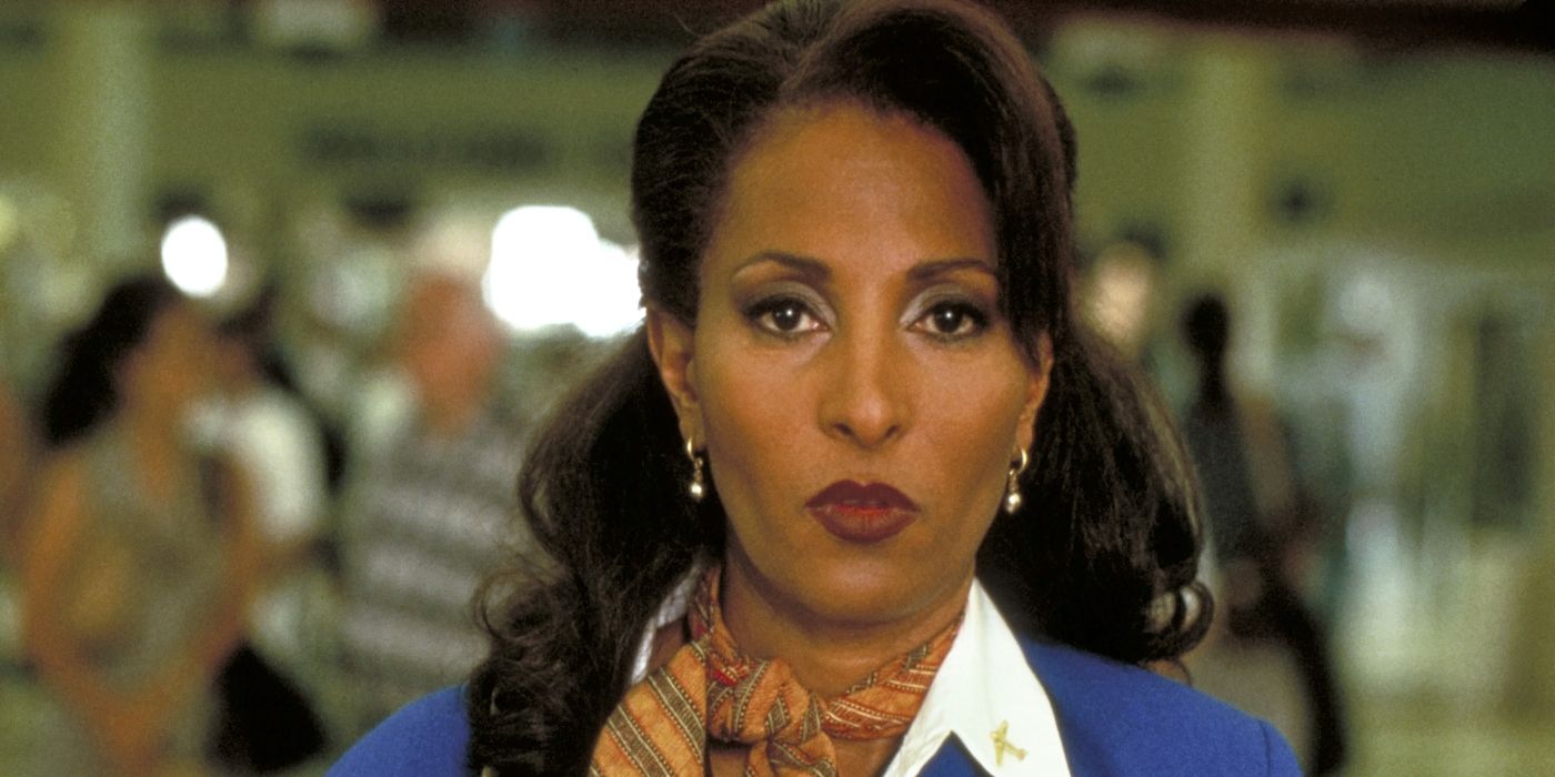 Pam Grier as Jackie Brown walking with a determined attitude in Jackie Brown