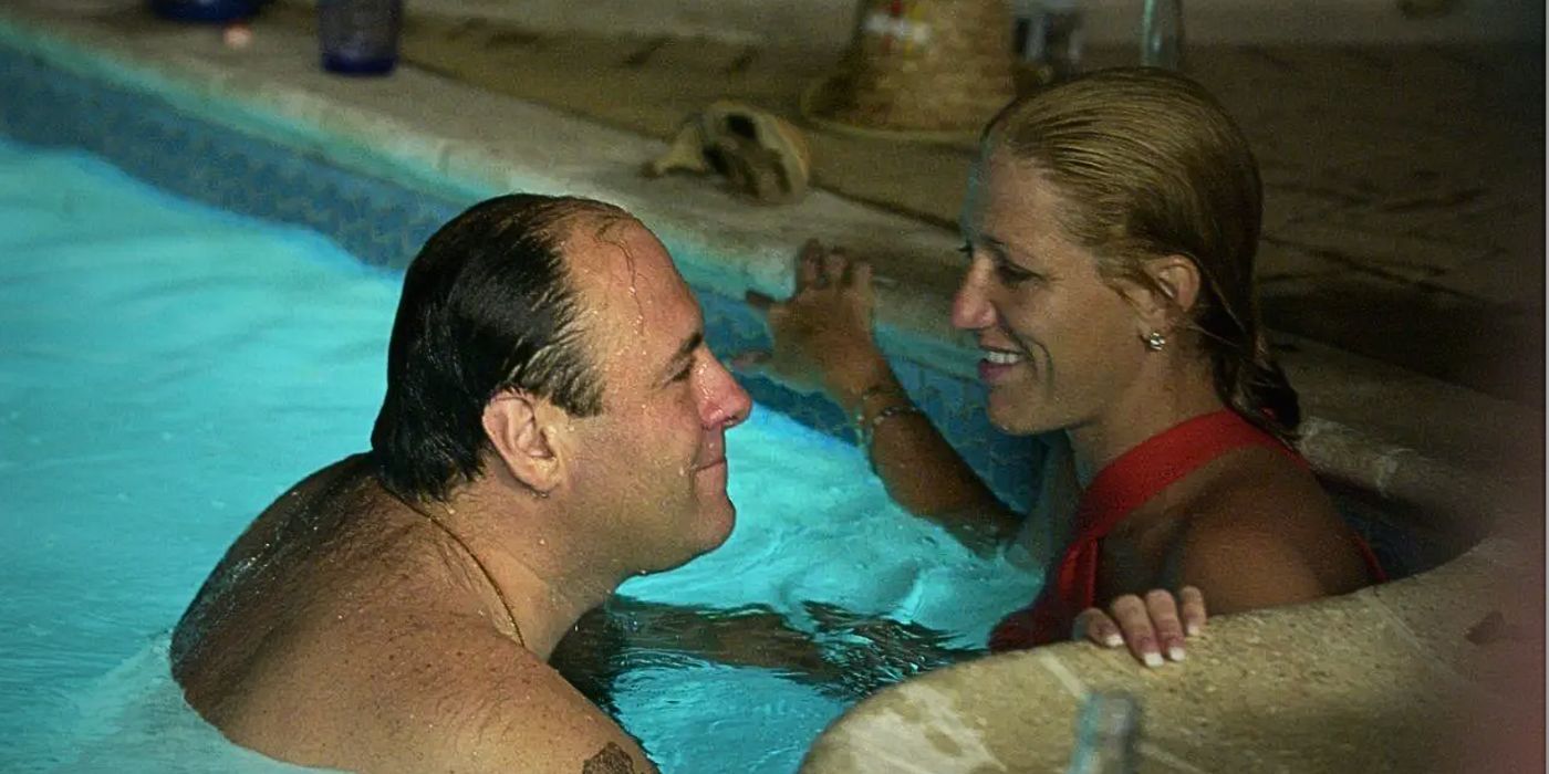 James Gandolfini e Edie Falco sorriem enquanto conversam na piscina nos sopranos