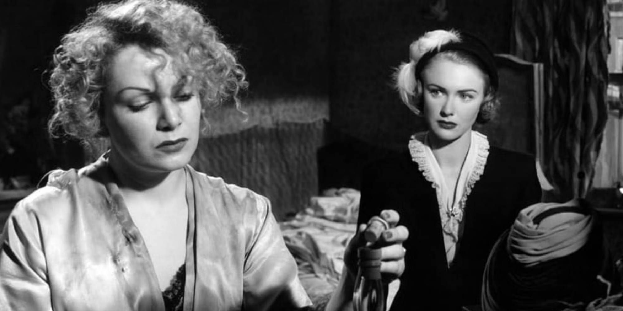 Fotografía en blanco y negro de Jean Kent como Agnes y Susan Shaw como Catherine en The Woman in Question