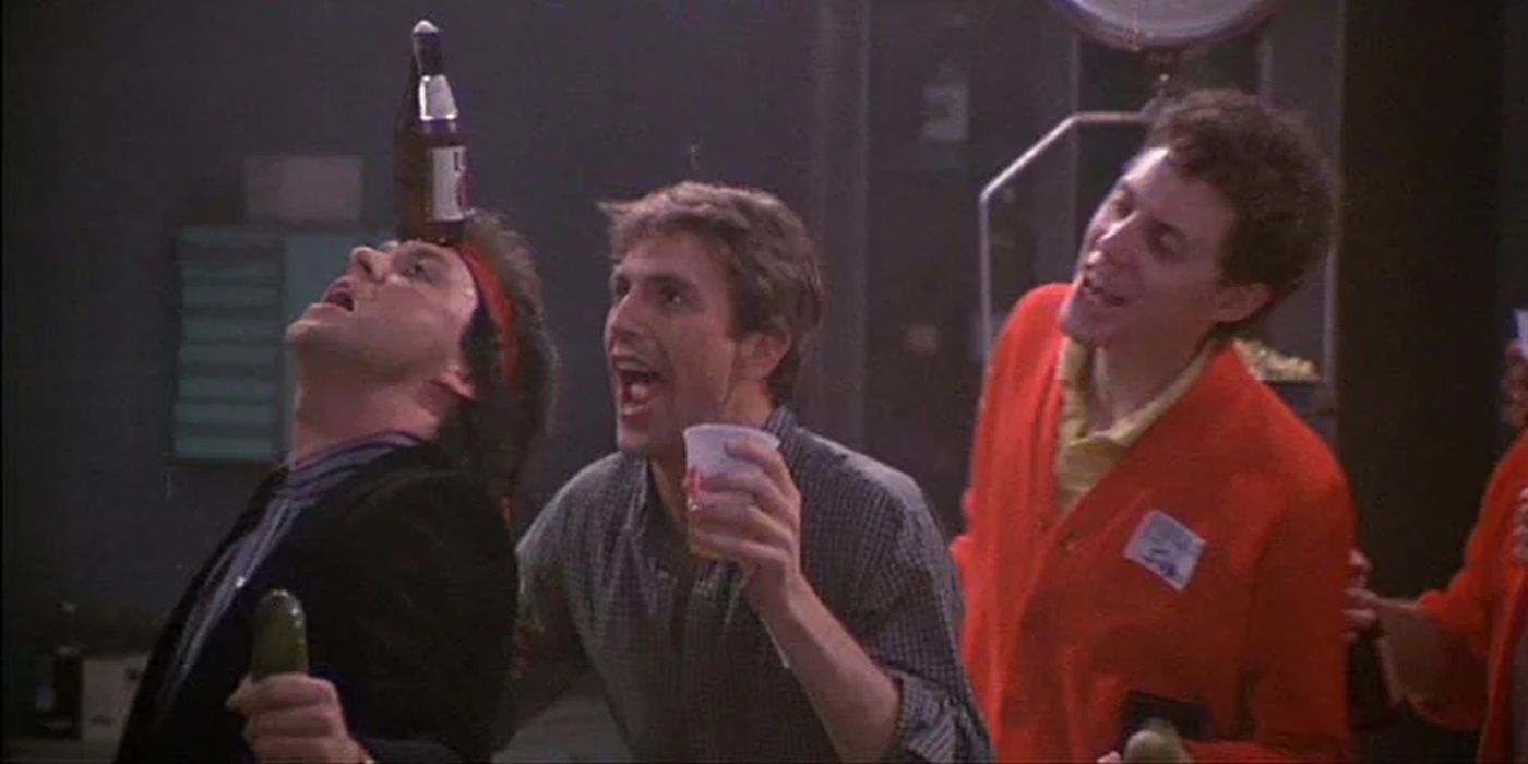 Kevin Costner interpreta a un estudiante que asiste a una fiesta en el turno de noche.