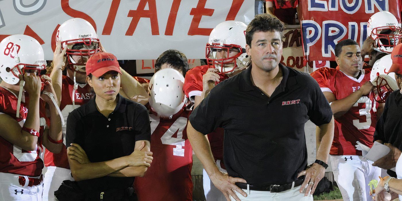 Jess (Jurnee Smollett) junto al entrenador Taylor (Kyle Chandler) al margen de Friday Night Lights.