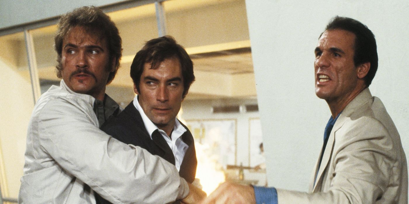 Timothy Dalton's James Bond arguing with Robert Davi's Franz in Licence to Kill 