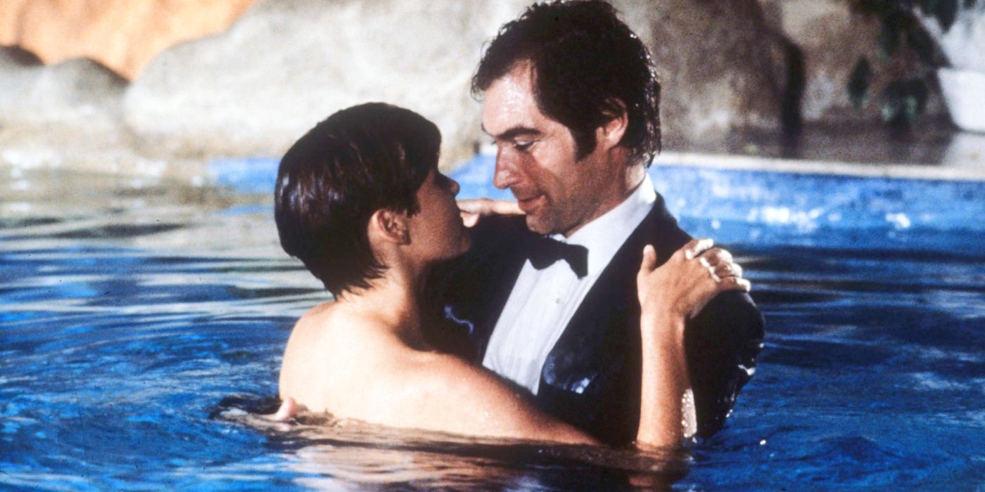 James Bond, interpretado por Timothy Dalton, y Pam, interpretada por Carey Lowell, se sumergen en 