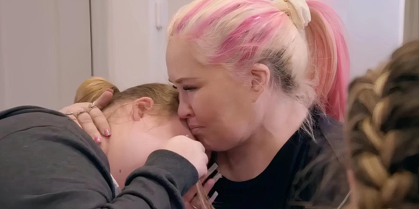 Alana "Honey Boo Boo" Thompson is comforted by her mom on 'Mama June: Family Crisis.'