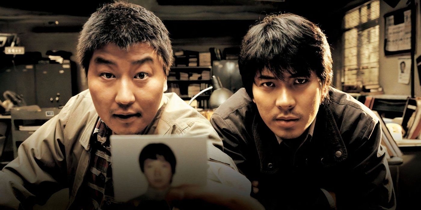 Izquierda: Park Doo-man (Song Kang-ho) muestra una foto del asesino a la cámara mientras Seo Tae-yoon (Kim Sang-kyung) se sienta a su lado.