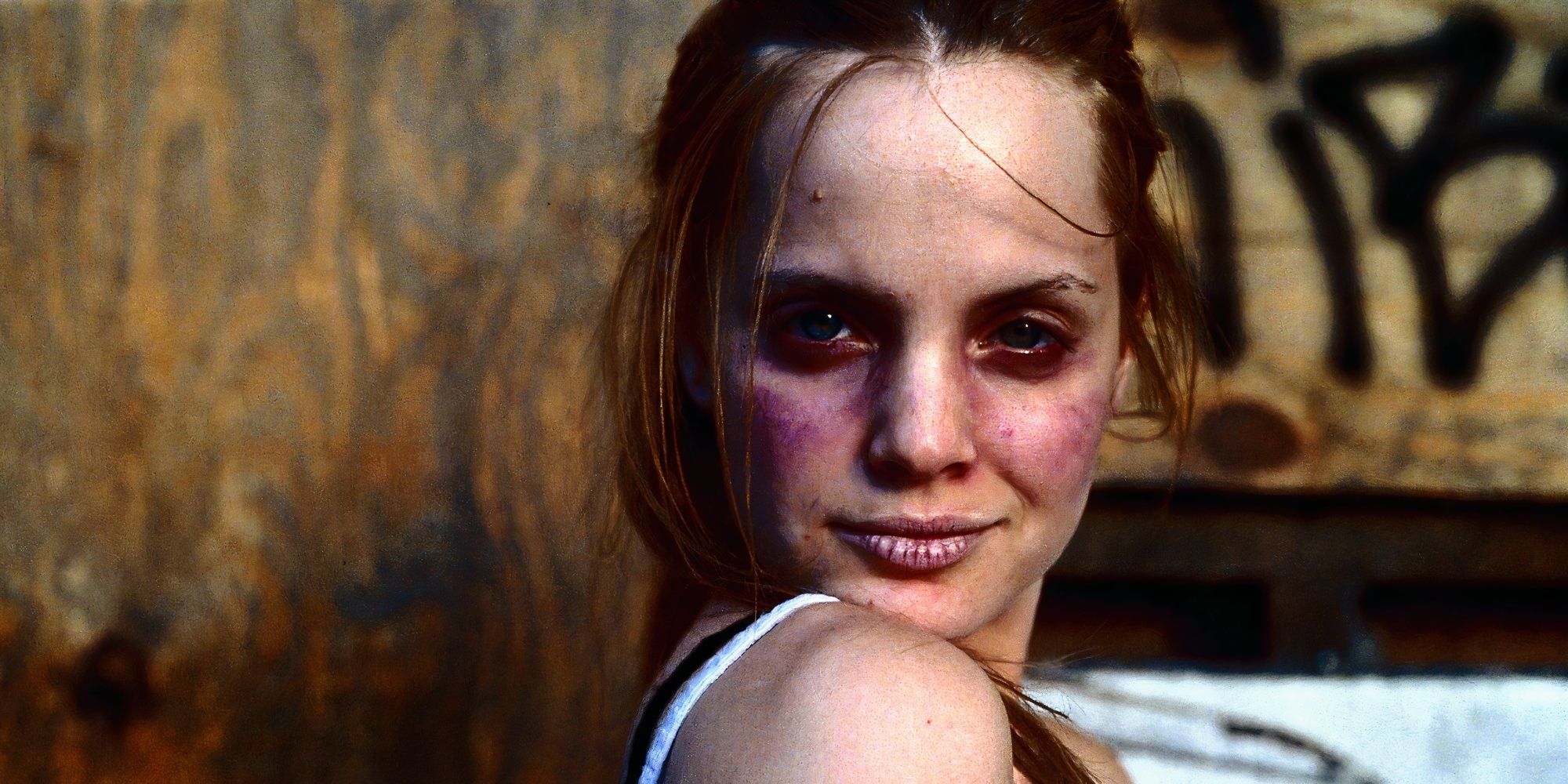 Mena Suvari as Cookie in Spun looking at the camera.