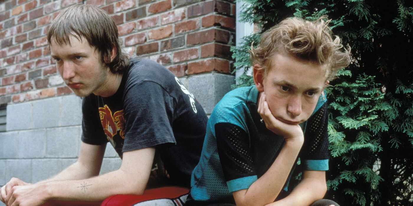 Two boys sitting down looking bored in Gummo