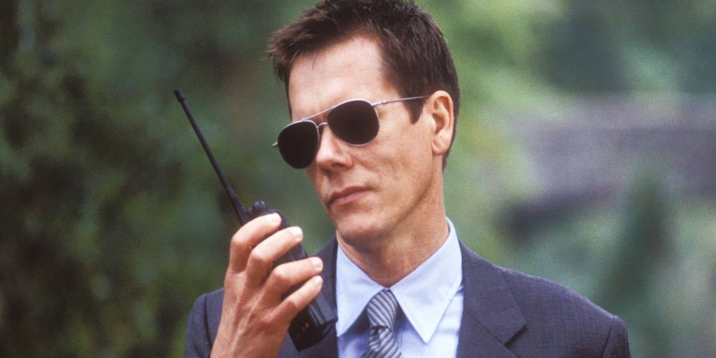 Sean, interpretado por Kevin Bacon, habla con los aviadores y sonríe por su walkie-talkie en Mystic River.