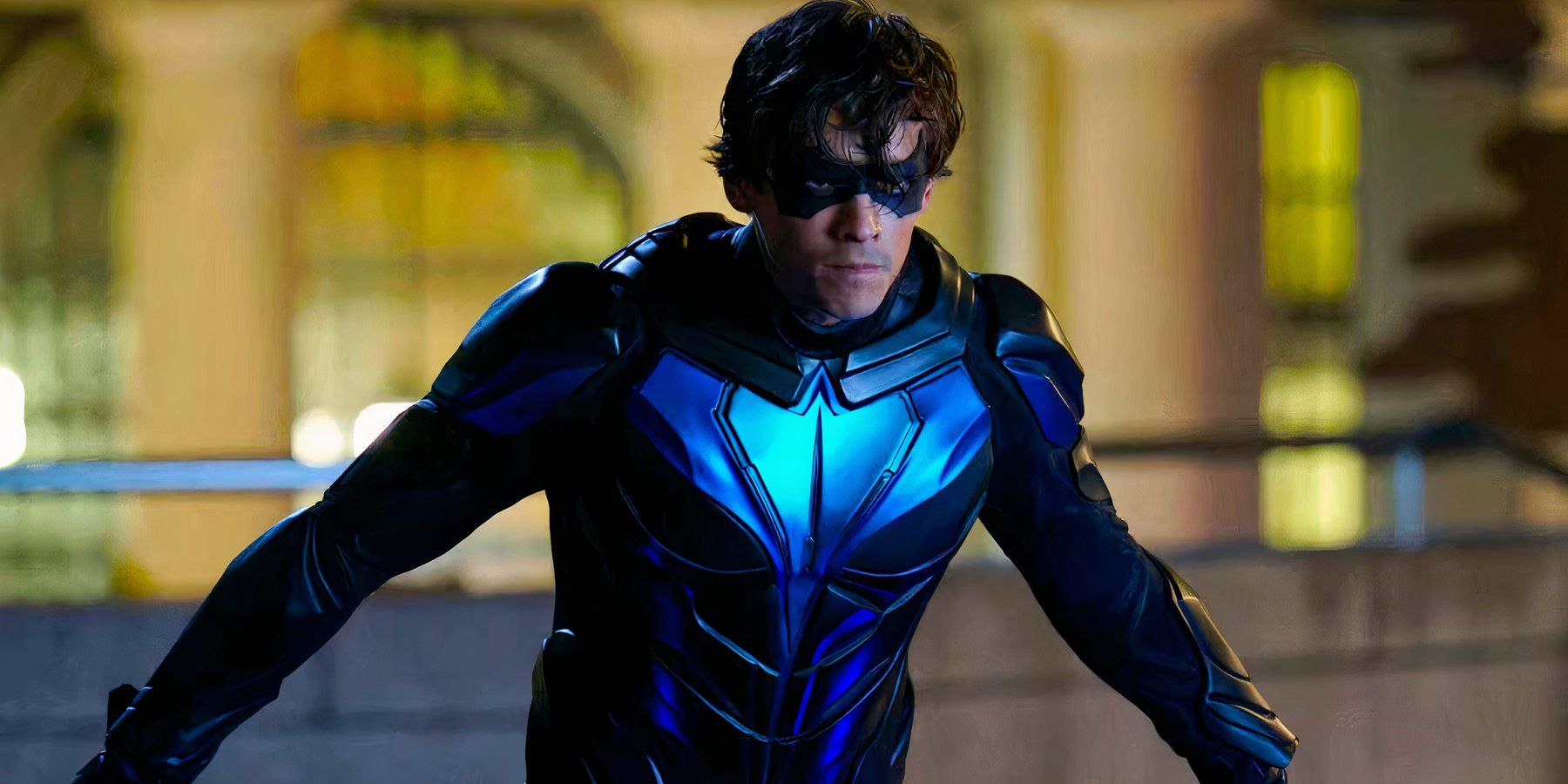 Nightwing readies himself for a fight in Titans.