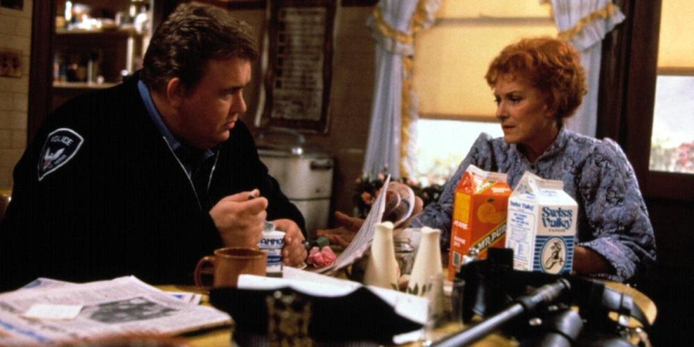 Danny Muldoon (John Candy) and Rose Muldoon (Maureen O'Hara) sitting at a kitchen table in 'Only the Lonely'