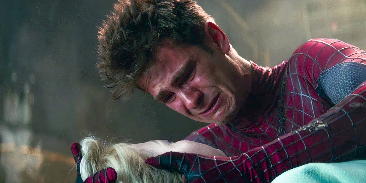 Peter Parker holds a dead Gwen Stacy crying in The Amazing Spider-Man 2