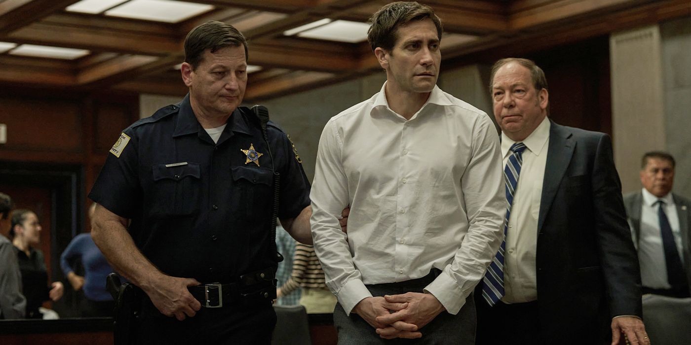 Jake Gyllenhaal es esposado y conducido al tribunal por un oficial de policía, seguido por Bill Camp.