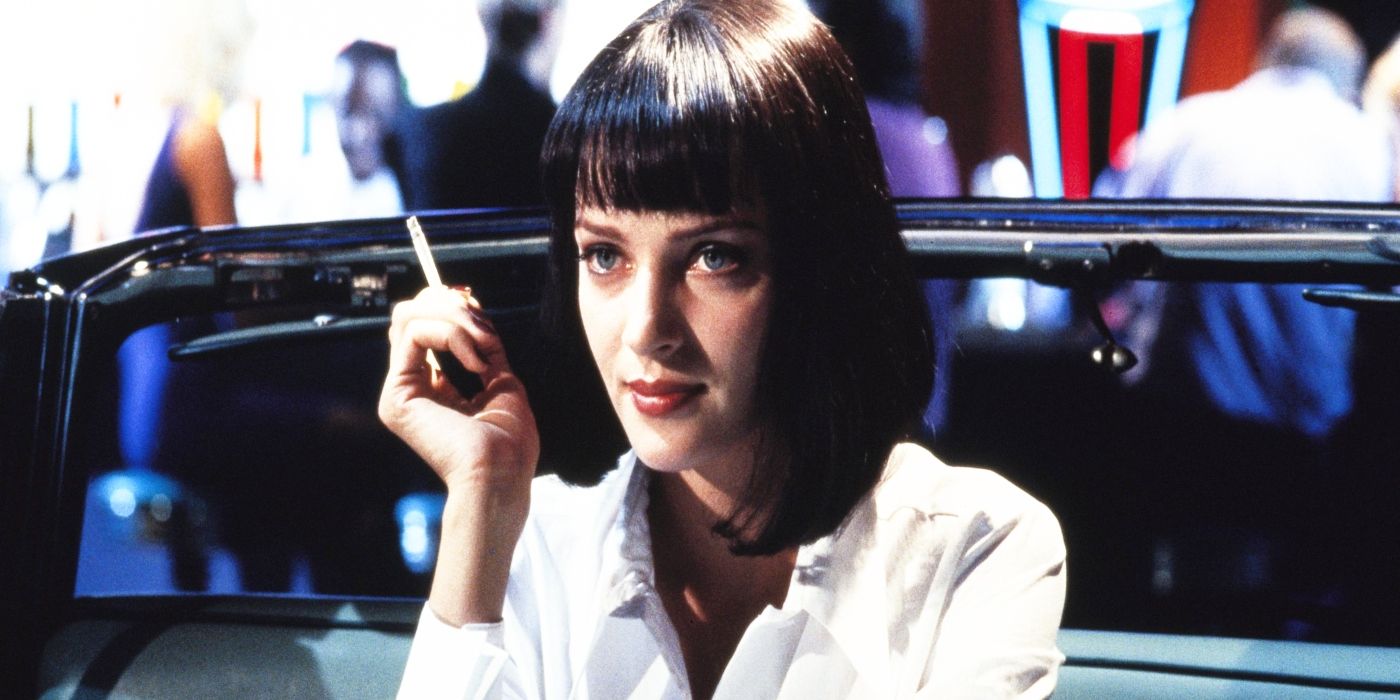 Mia Wallace, interpretada por Uma Thurman, sonriendo con un cigarrillo en Pulp Fiction 