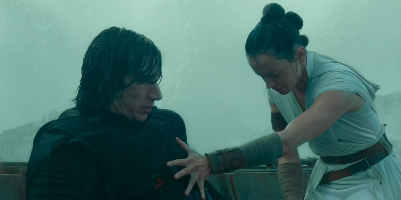 Rey hels Kylo Ren in The Rise of Skywalker