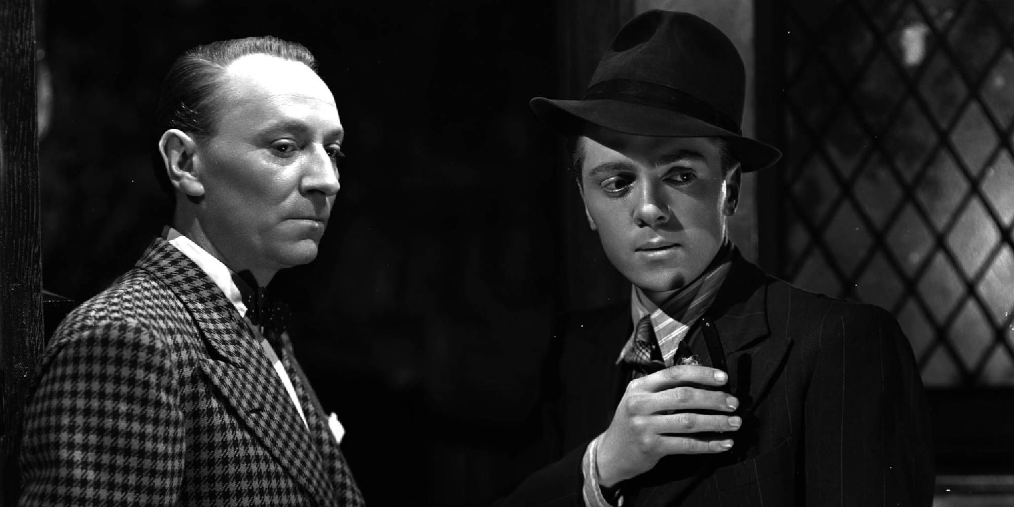 Richard Attenborough, que interpreta a Pinky, y William Hartnell, que interpreta a Darrow, están viendo algo fuera de cámara en Brighton Rock.