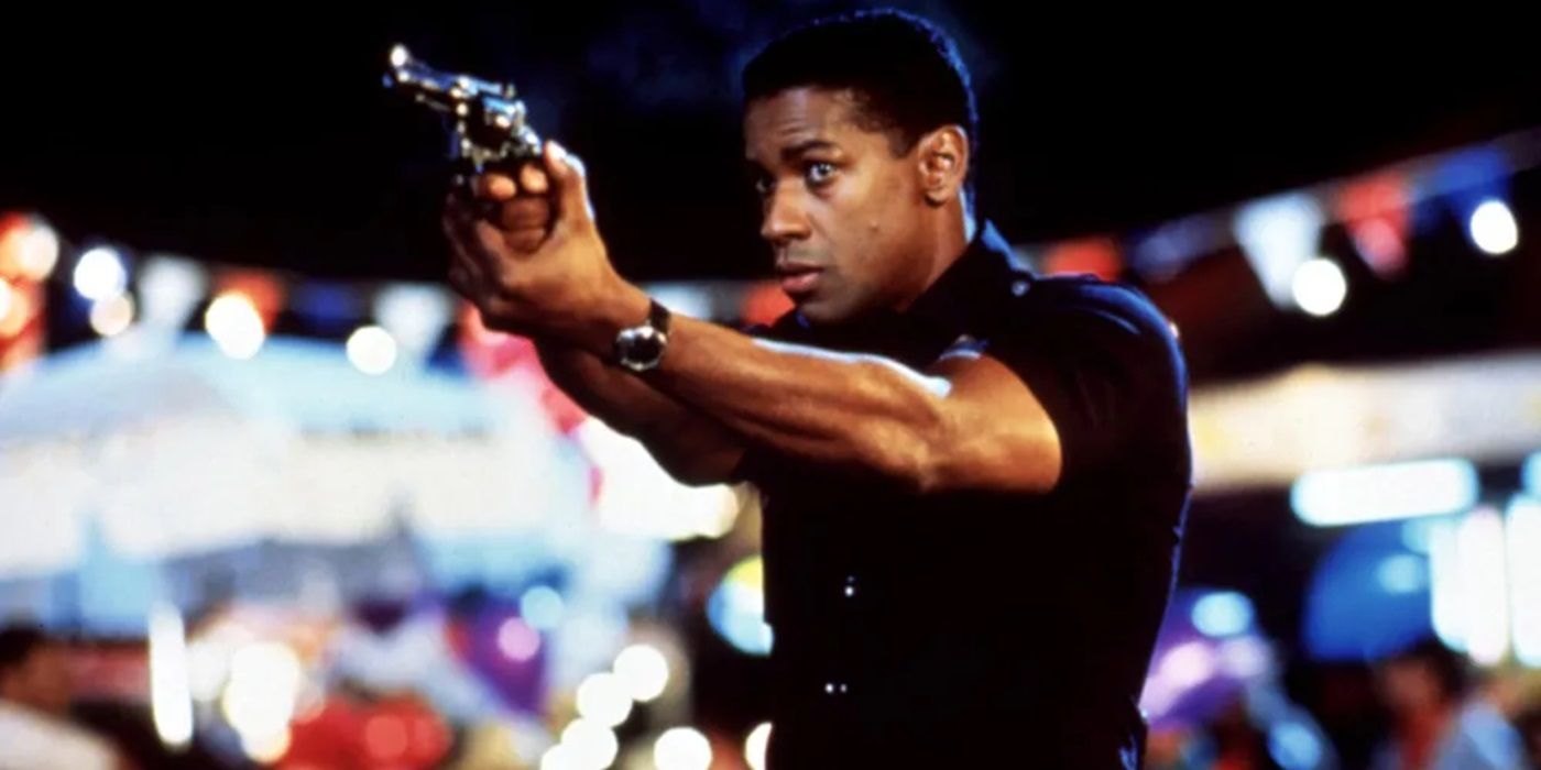 Denzel Washington, quien interpreta a Nick Styles en Ricochet, apunta con un arma a un objetivo fuera de la pantalla.