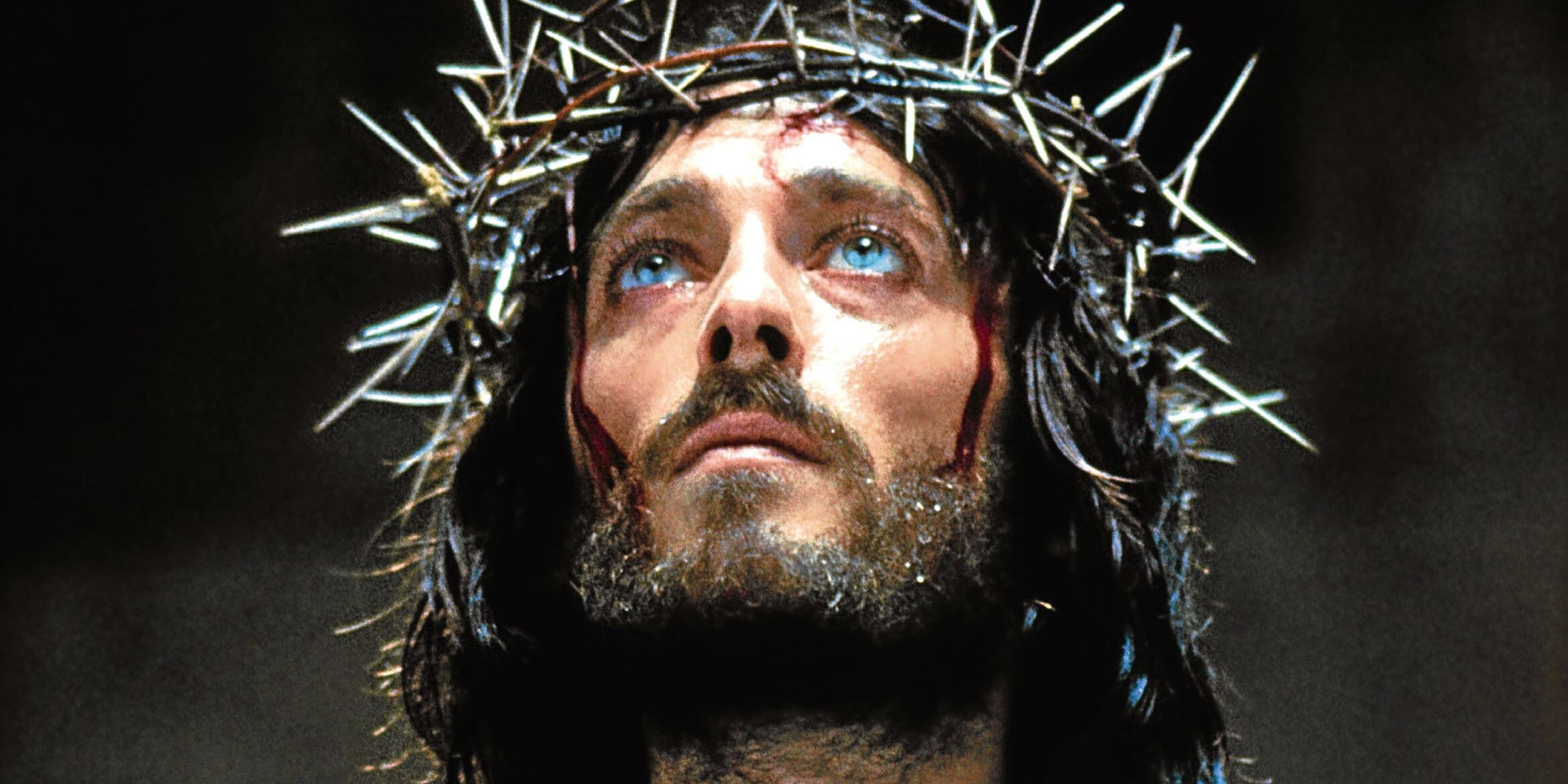 Robert Powell as Jesus with crown of thorns in &lsquo;Jesus of Nazareth&rsquo;, looking up