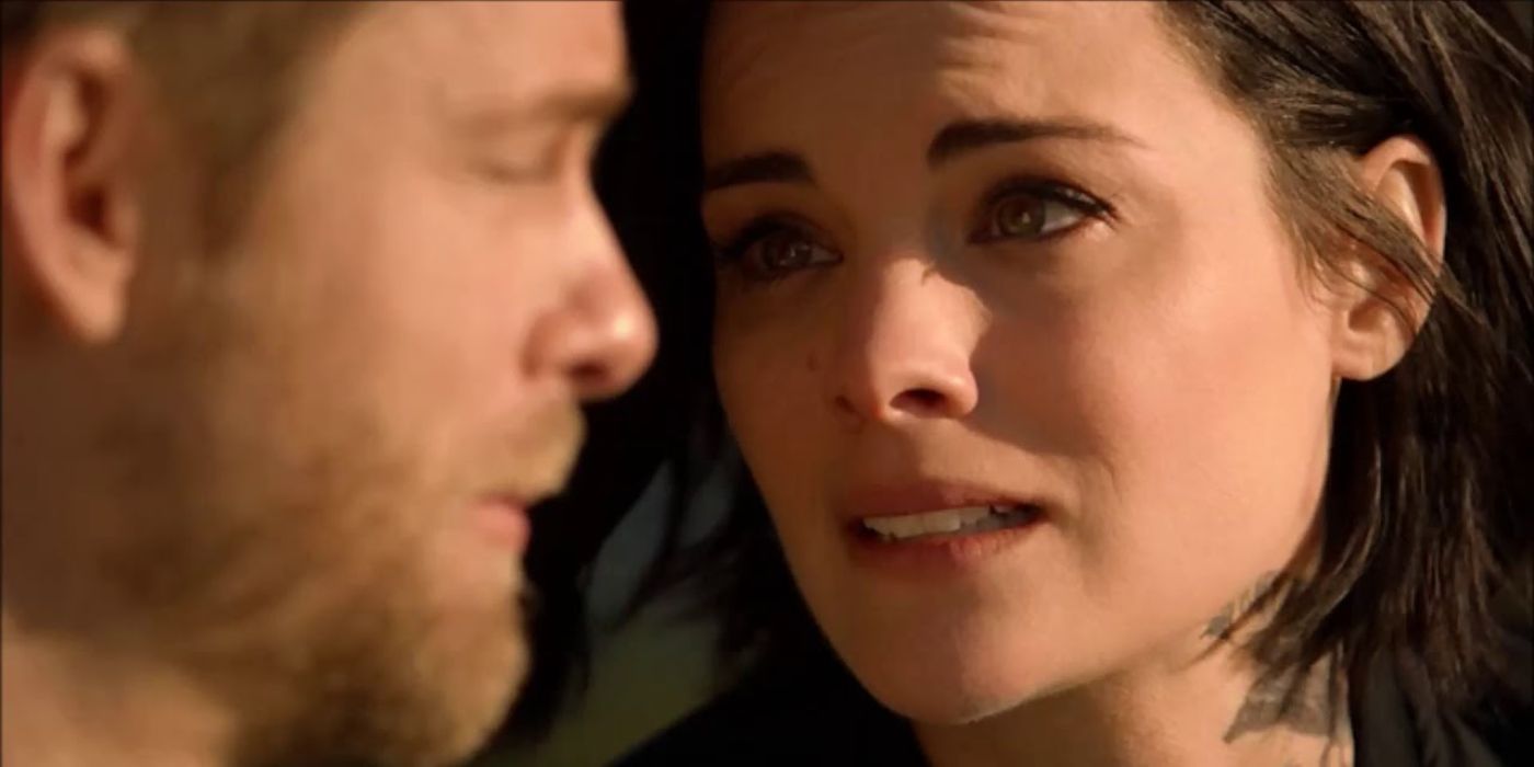 Jane sadly looking into Roman&rsquo;s eyes as he slowly dies in front of her.