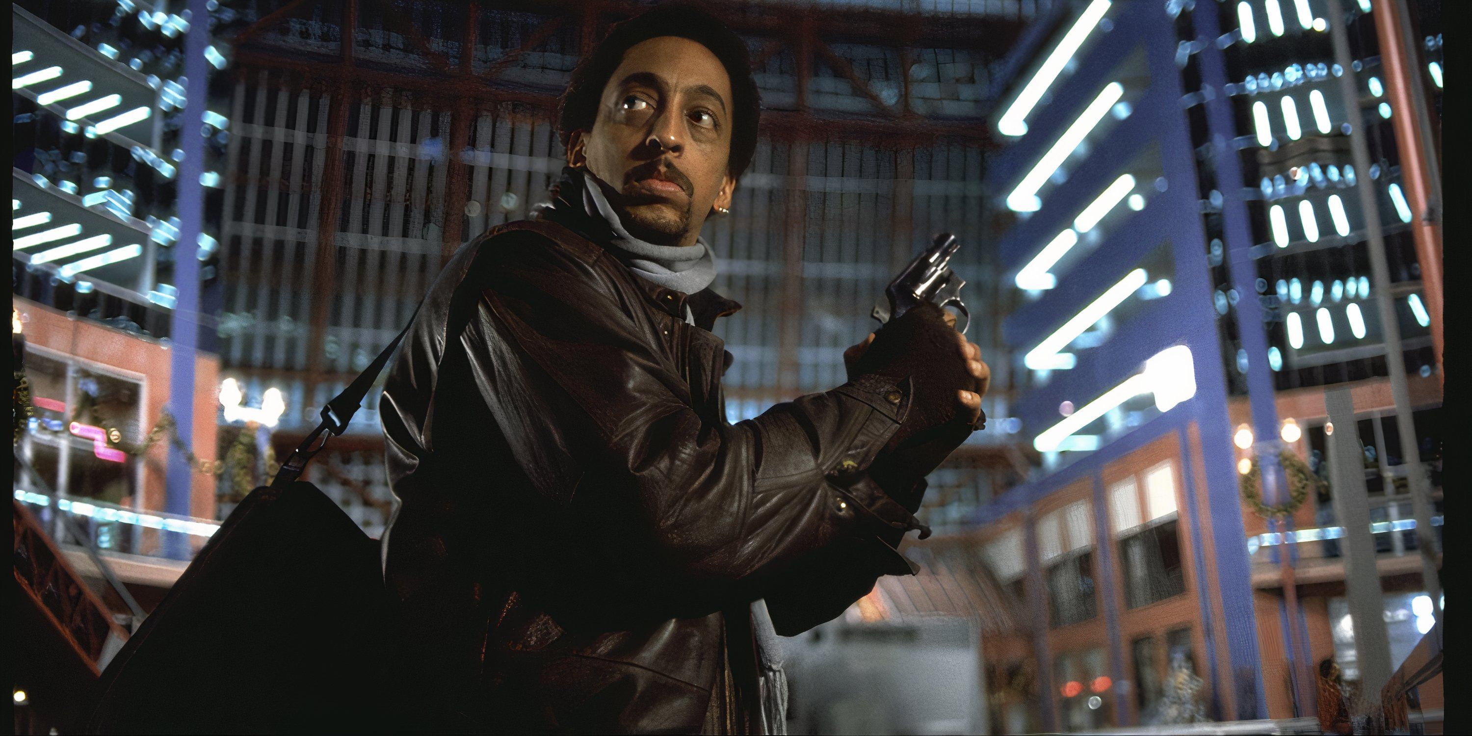 Gregory Hines intenta entrar a un edificio con un arma en 