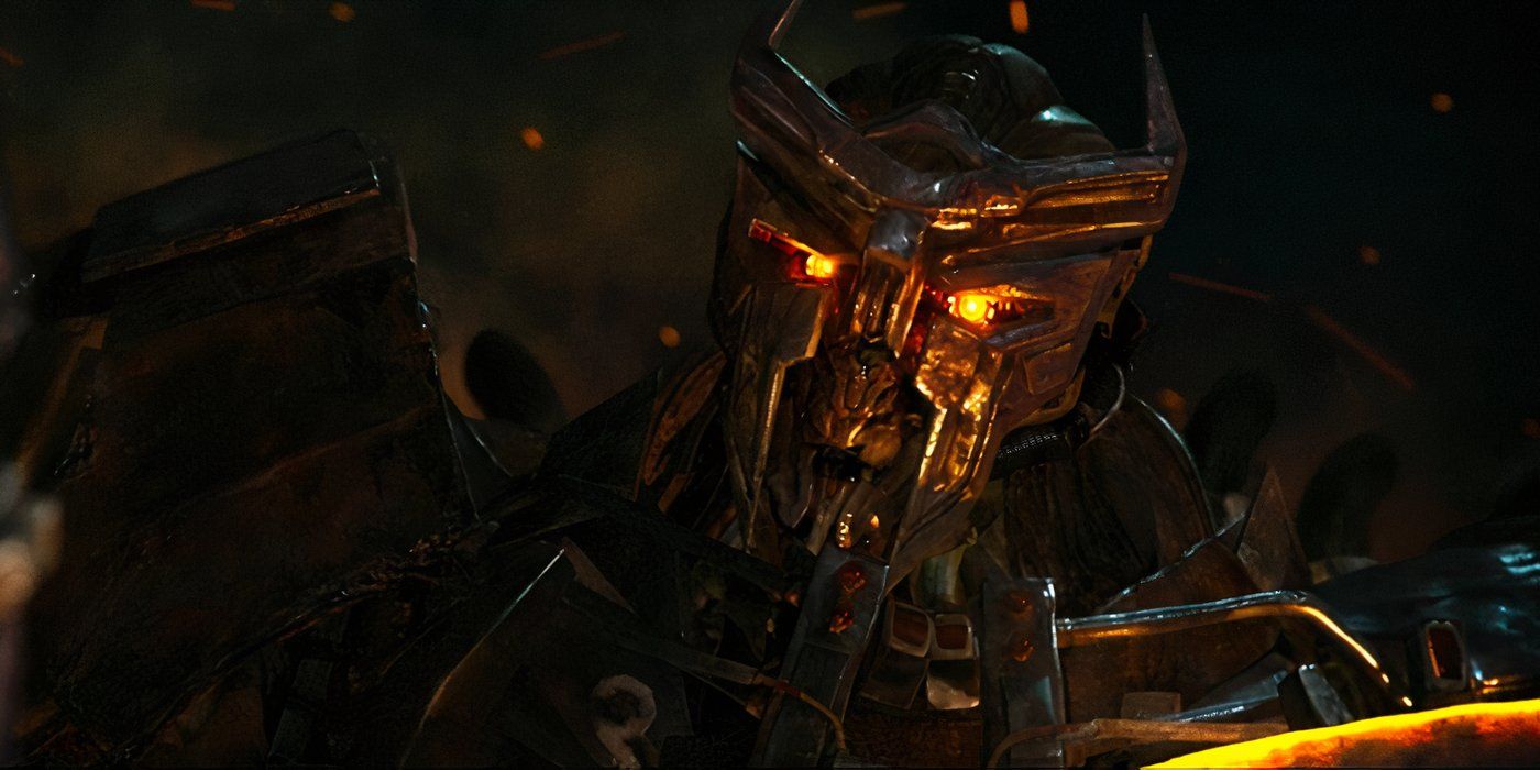 Scourge mirando a alguien en Transformers: Rise of the Beast