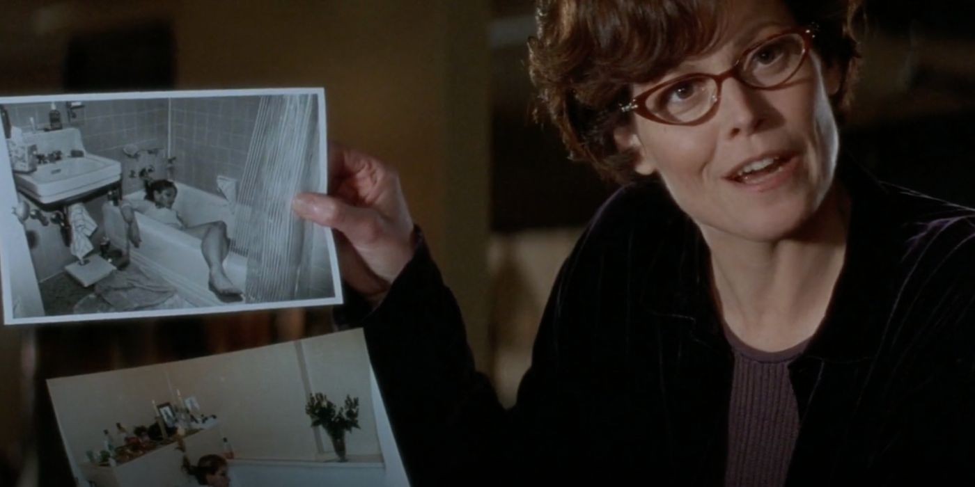 Helen Hudson (Sigourney Weaver) holds up photos of murders in Copycat (1995)