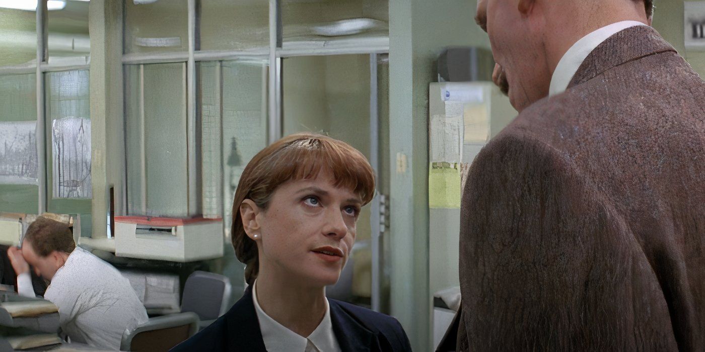 Inspector M.J. Monahan (Holly Hunter) looking up at a person with his back to the screen in Copycat (1995)