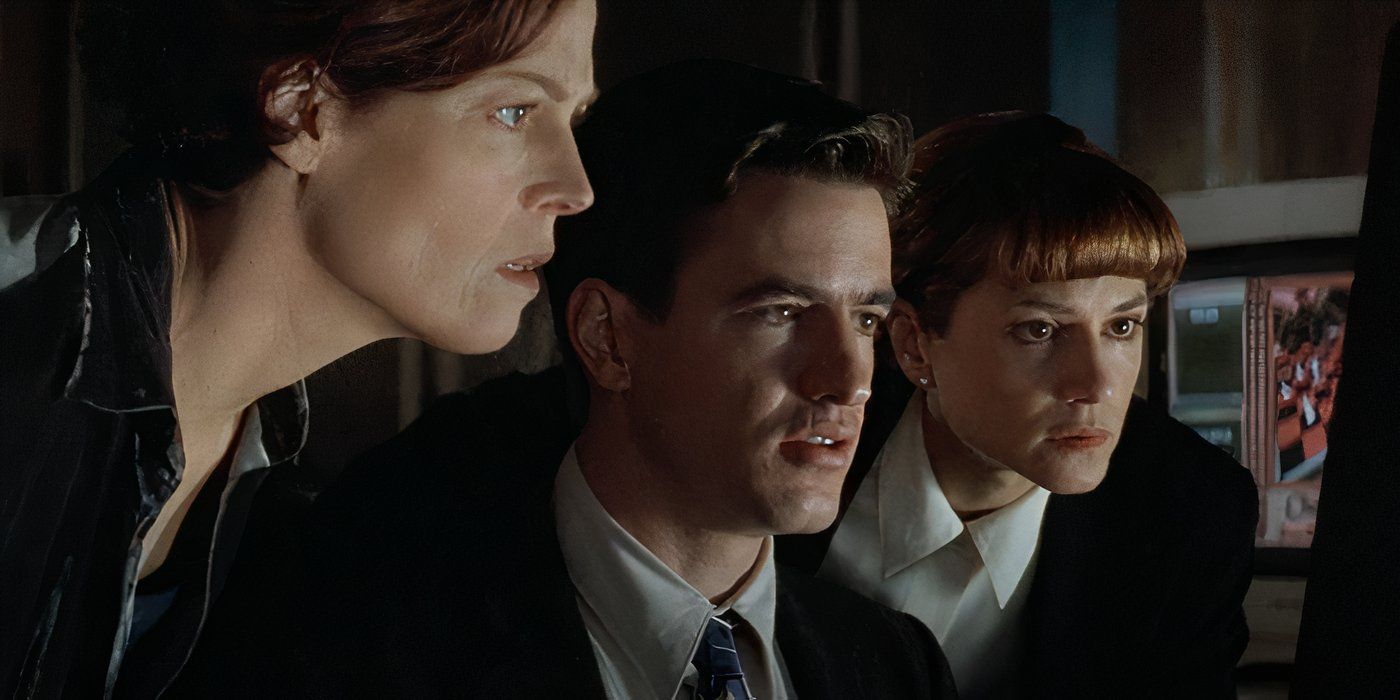 Sigourney Weaver, Dermot Mulroney, and Holly Hunter looking at a screen in Copycat (1995)