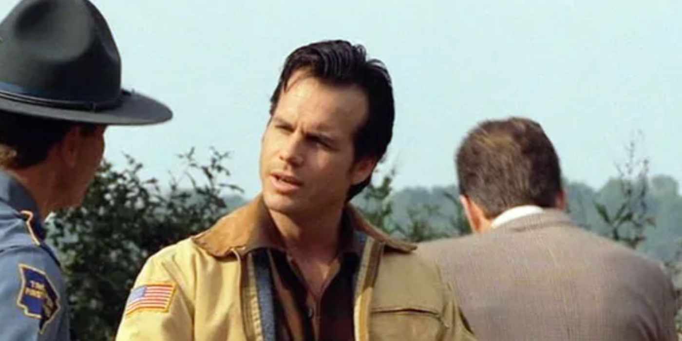 Bill Paxton as dale talking to a state trooper outside in 'One False Move'