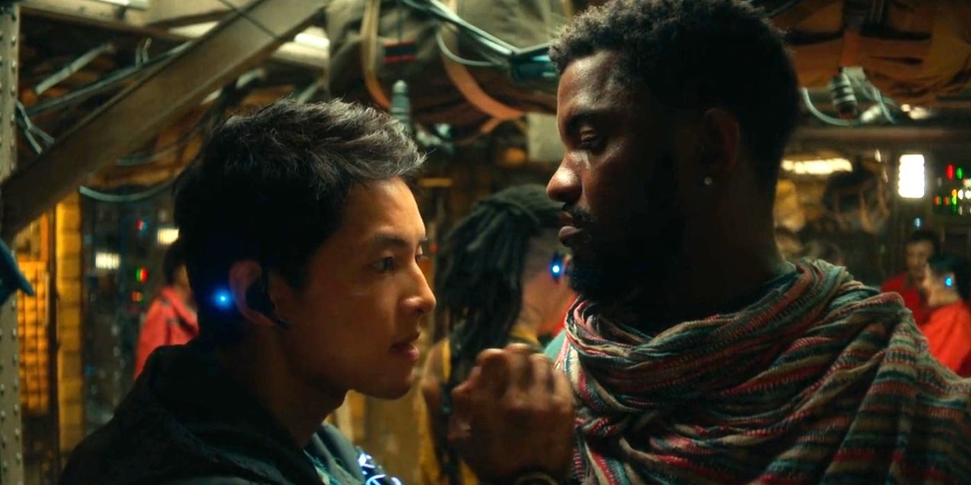 Song Joong-ki as Kim Tae-ho and Nas Brown as Karum having a conversation on a spaceship in Space Sweepers