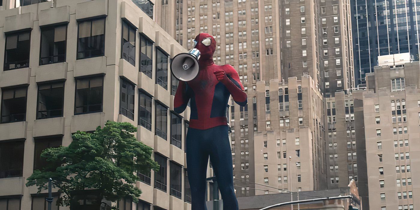 Spider-Man talking through a megaphone in The Amazing Spider-Man 2