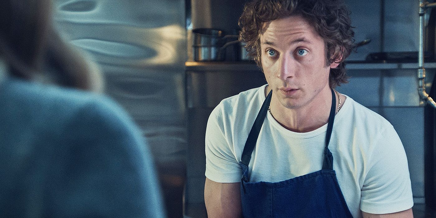 Jeremy Allen White como Carmy se sienta en la cocina y mira a alguien con sospecha en la tercera temporada de 'The Bear'